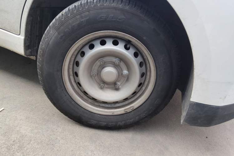 Used Wuling Yangguang 2024 300km Comfort-Grade Passenger Van 60kW Right Front Wheel Hub