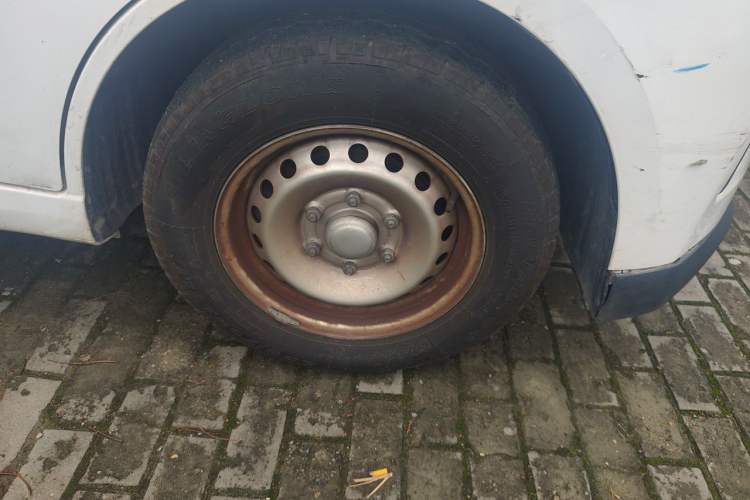 Used Wuling Yangguang 2024 300km Comfort-Grade Passenger Van 60kW Right Front Wheel Hub