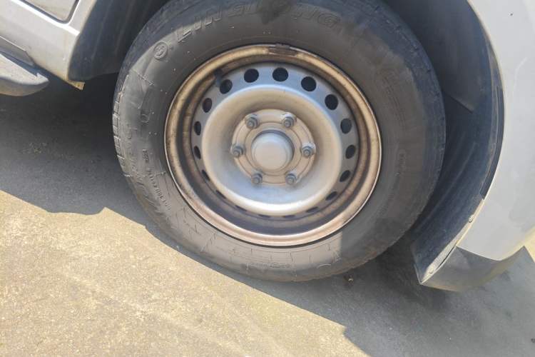 Used Wuling Yangguang 2024 300km Comfort-Grade Passenger Van 60kW Right Front Wheel Hub