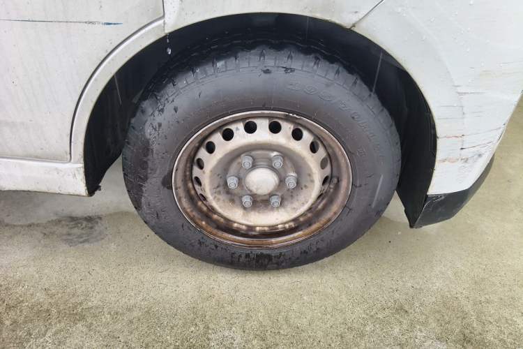 Used Wuling Yangguang 2024 300km Range Practical Window-Sealed Version 60kW Right Front Wheel Hub