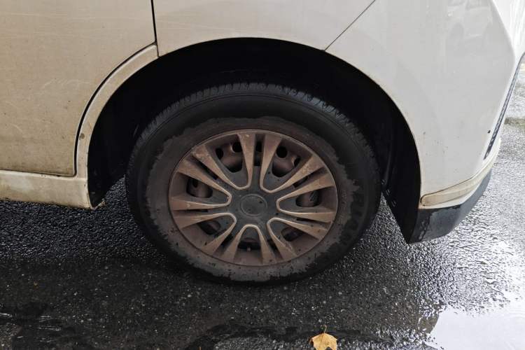 Used Wuling Yangguang 2024 300KM Comfort Version Passenger Van 75kW Right Front Wheel Hub