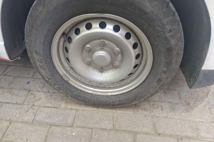 Used Wuling Yangguang 2024 300km Comfort-Grade Passenger Van 60kW Right Front Wheel Hub