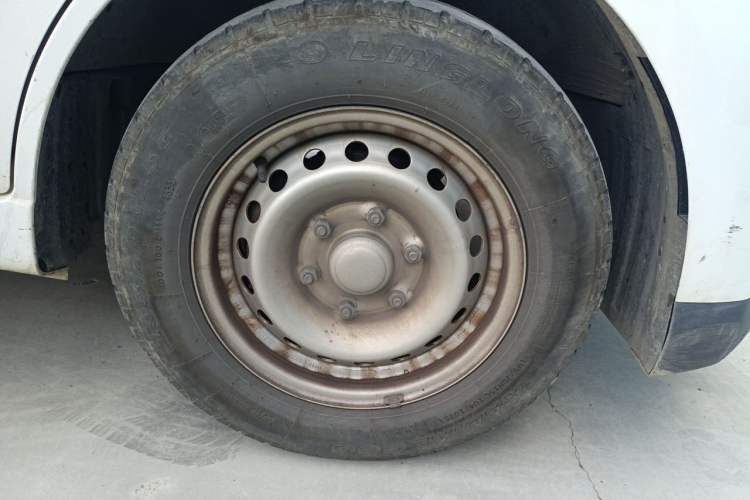 Used Wuling Yangguang 2024 300KM Comfort Version Passenger Van 75kW Right Front Wheel Hub