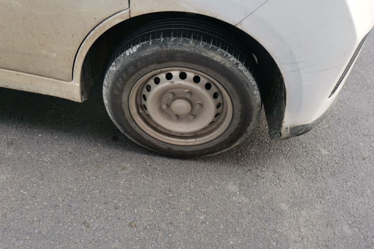 Used Wuling Yangguang 2024 300KM Comfort Version Passenger Van 75kW Right Front Wheel Hub