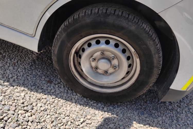Used Wuling Yangguang 2024 300km Comfort-Grade Passenger Van 60kW Right Front Wheel Hub