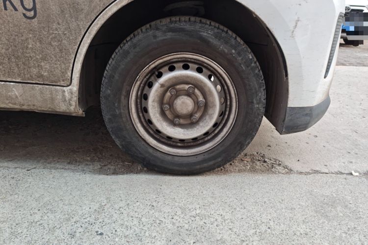 Used Wuling Yangguang 2024 300km Range Practical Window-Sealed Version 60kW Right Front Wheel Hub