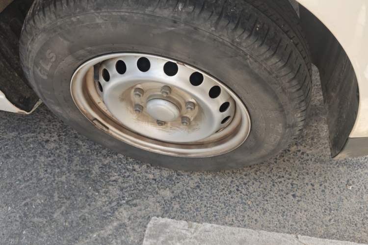 Used Wuling Yangguang 2024 300km Comfort-Grade Passenger Van 60kW Right Front Wheel Hub