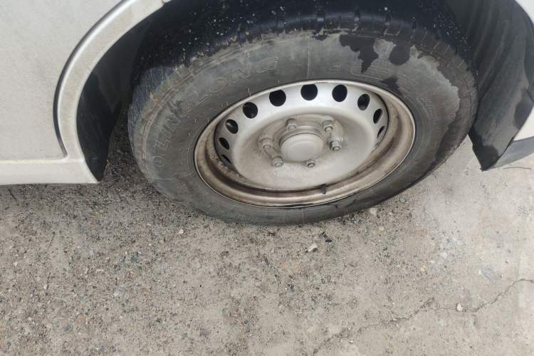 Used Wuling Yangguang 2024 300KM Comfort Version Passenger Van 75kW Right Front Wheel Hub