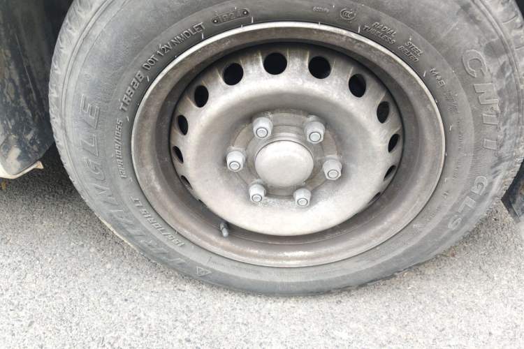 Used Wuling Yangguang 2024 300km Comfort Version with Sealed Windows 60kW Right Front Wheel Hub
