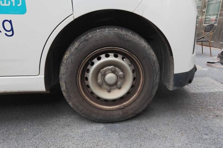 Used Wuling Yangguang 2024 300km Range Practical Window-Sealed Version 60kW Right Front Wheel Hub