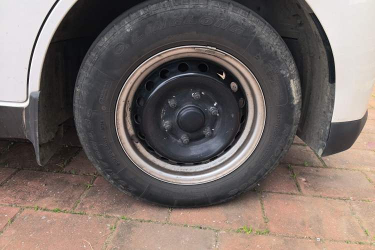 Used Wuling Yangguang 2024 300KM Comfort Version Passenger Van 75kW Right Front Wheel Hub