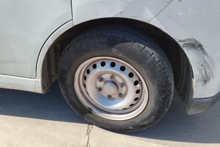 Used Wuling Yangguang 2024 300km Comfort-Grade Passenger Van 60kW Right Front Wheel Hub