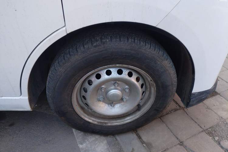 Used Wuling Yangguang 2024 300KM Comfort Version Passenger Van 75kW Right Front Wheel Hub