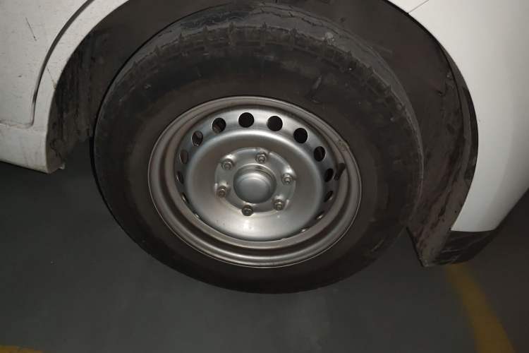 Used Wuling Yangguang 2024 300KM Comfort Version Passenger Van 75kW Right Front Wheel Hub