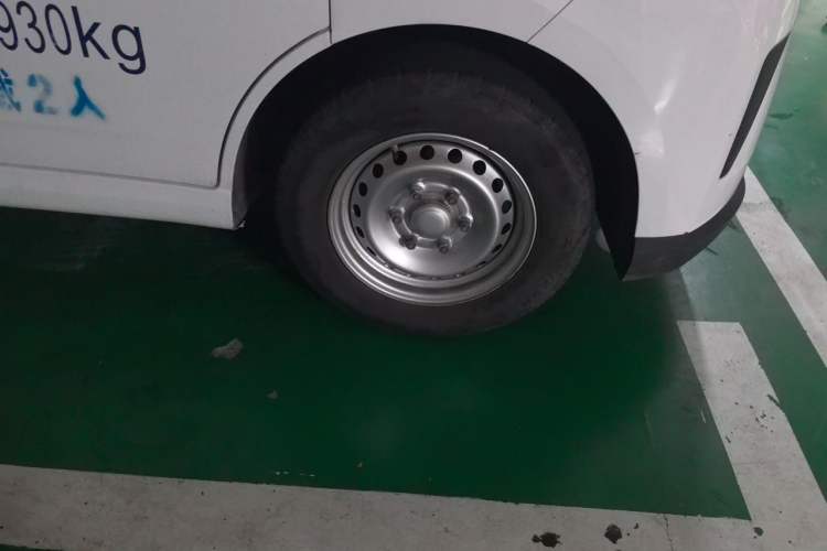 Used Wuling Yangguang 2024 300km Comfort Version with Sealed Windows 60kW Right Front Wheel Hub