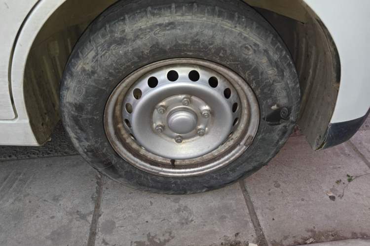 Used Wuling Yangguang 2024 300KM Comfort Version Passenger Van 75kW Right Front Wheel Hub