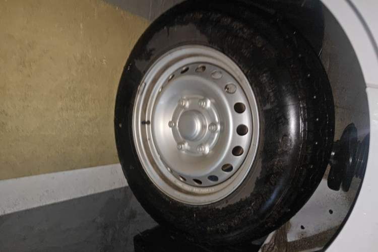 Used Wuling Yangguang 2024 300KM Comfort Version Passenger Van 75kW Right Front Wheel Hub