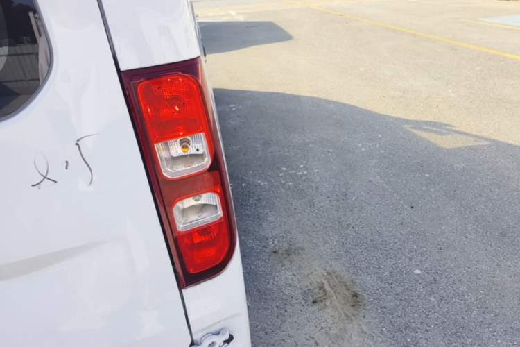 Used Wuling Yangguang 2024 300KM Comfort Version Passenger Van 75kW Right Rear Taillight
