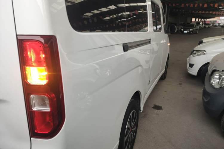 Used Wuling Yangguang 2024 300km Comfort-Grade Passenger Van 60kW Right Rear Taillight