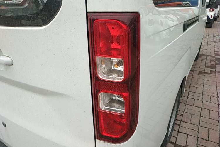 Used Wuling Yangguang 2024 300KM Comfort Version Passenger Van 75kW Right Rear Taillight