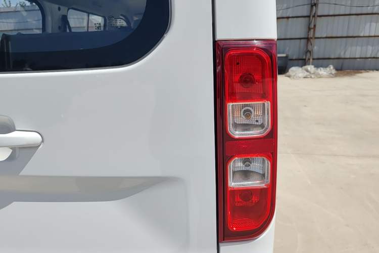 Used Wuling Yangguang 2024 300KM Comfort Version Passenger Van 75kW Right Rear Taillight