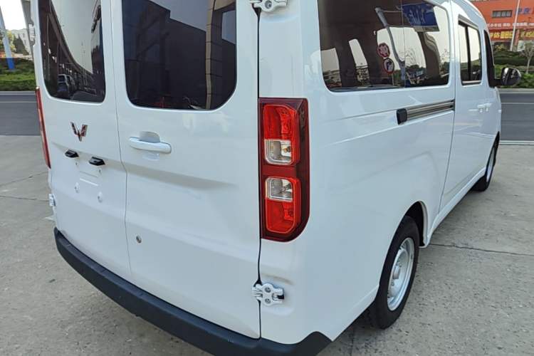 Used Wuling Yangguang 2024 300KM Comfort Version Passenger Van 75kW Right Rear Taillight