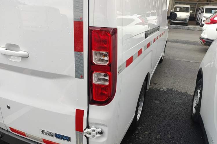 Used Wuling Yangguang 2024 300km Range Practical Window-Sealed Version 60kW Right Rear Taillight