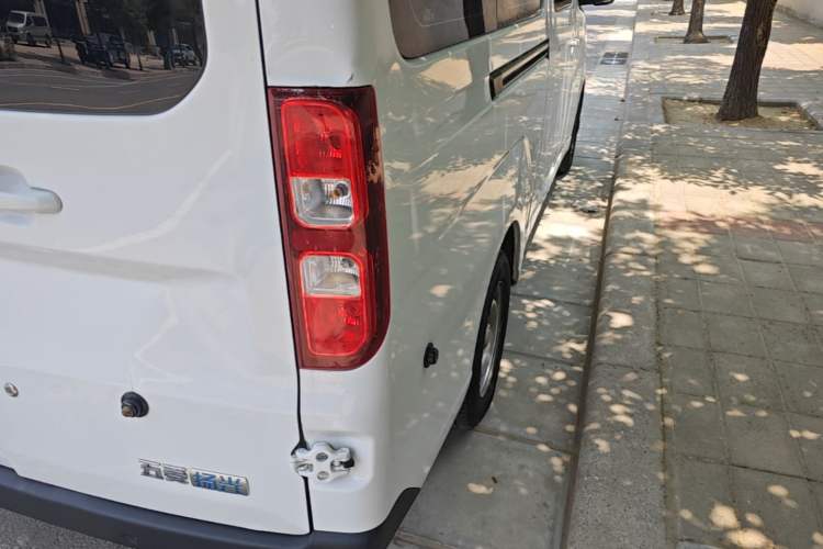 Used Wuling Yangguang 2024 300KM Comfort Version Passenger Van 75kW Right Rear Taillight