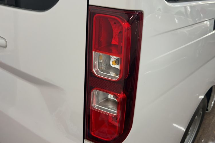 Used Wuling Yangguang 2024 300KM Comfort Version Passenger Van 75kW Right Rear Taillight