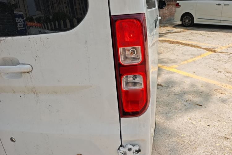 Used Wuling Yangguang 2024 300KM Comfort Version Passenger Van 75kW Right Rear Taillight
