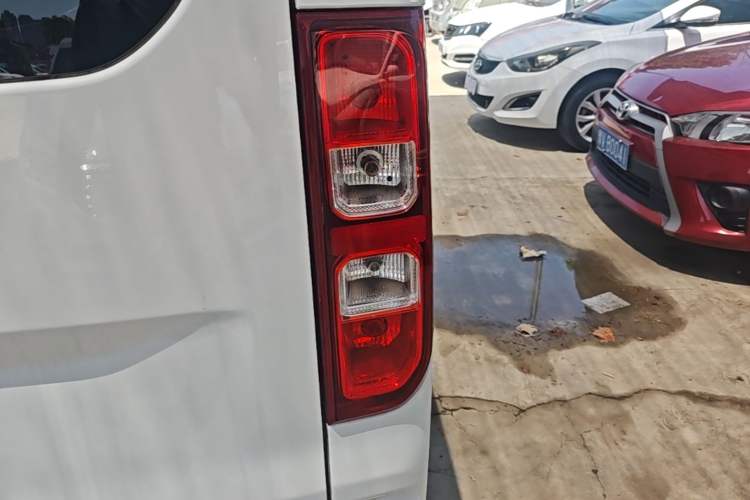 Used Wuling Yangguang 2024 300KM Comfort Version Passenger Van 75kW Right Rear Taillight