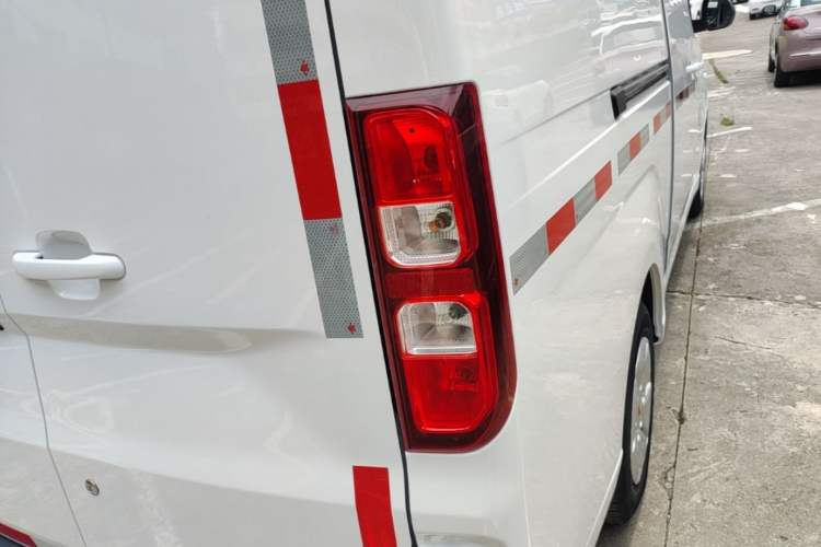 Used Wuling Yangguang 2024 300km Comfort Version with Sealed Windows 75kW Right Rear Taillight