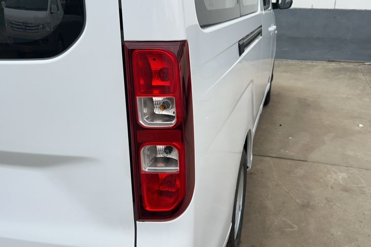 Used Wuling Yangguang 2024 300KM Comfort Version Passenger Van 75kW Right Rear Taillight