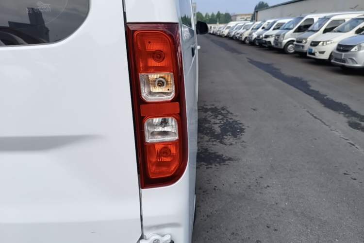 Used Wuling Yangguang 2024 300KM Comfort Version Passenger Van 75kW Right Rear Taillight