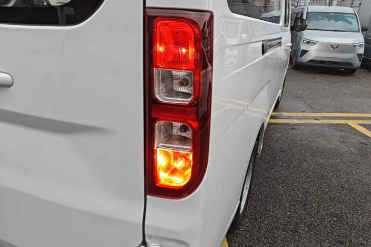 Used Wuling Yangguang 2024 300KM Comfort Version Passenger Van 75kW Right Rear Taillight