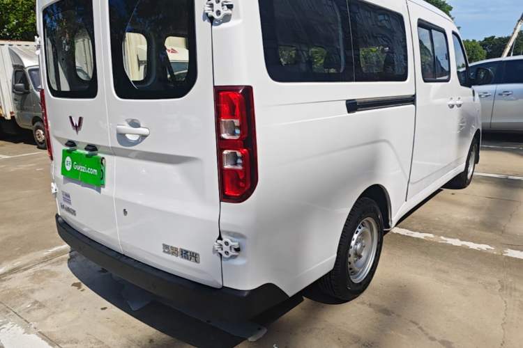 Used Wuling Yangguang 2024 300KM Comfort Version Passenger Van 75kW Right Rear Taillight