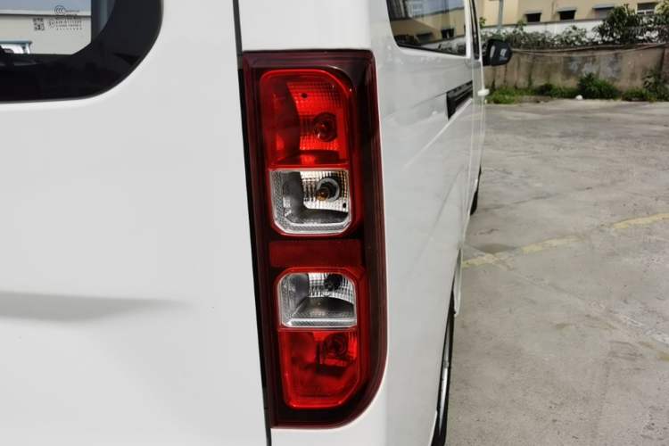 Used Wuling Yangguang 2024 300KM Comfort Version Passenger Van 75kW Right Rear Taillight