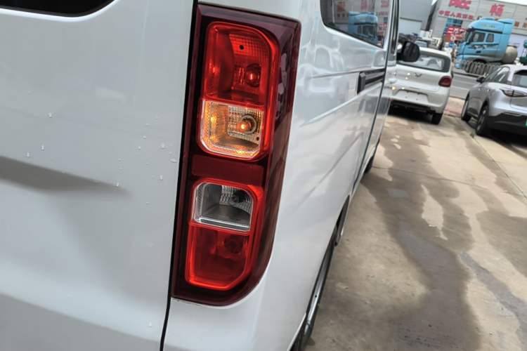 Used Wuling Yangguang 2024 300KM Comfort Version Passenger Van 75kW Right Rear Taillight