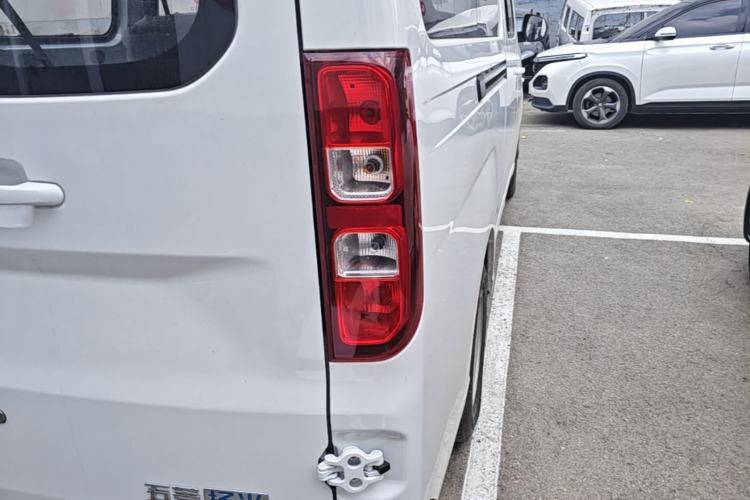 Used Wuling Yangguang 2024 300KM Comfort Version Passenger Van 75kW Right Rear Taillight