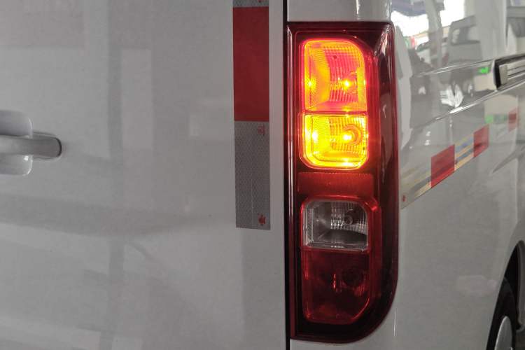 Used Wuling Yangguang 2024 300km Comfort Version with Sealed Windows 60kW Right Rear Taillight