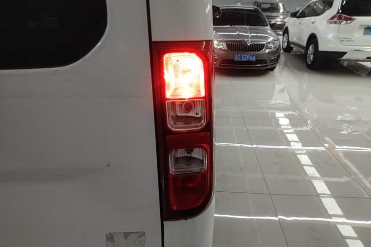 Used Wuling Yangguang 2024 300KM Comfort Version Passenger Van 75kW Right Rear Taillight