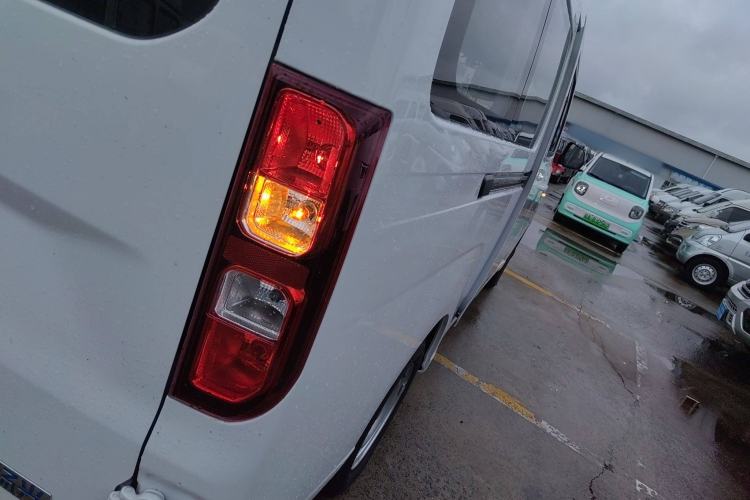 Used Wuling Yangguang 2024 300KM Comfort Version Passenger Van 75kW Right Rear Taillight