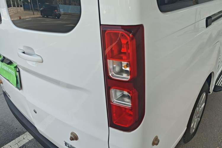 Used Wuling Yangguang 2024 300KM Comfort Version Passenger Van 75kW Right Rear Taillight
