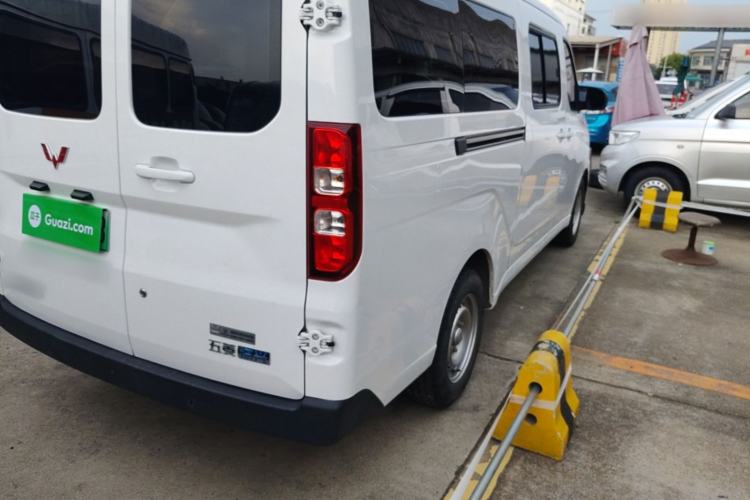 Used Wuling Yangguang 2024 300KM Comfort Version Passenger Van 75kW Right Rear Taillight