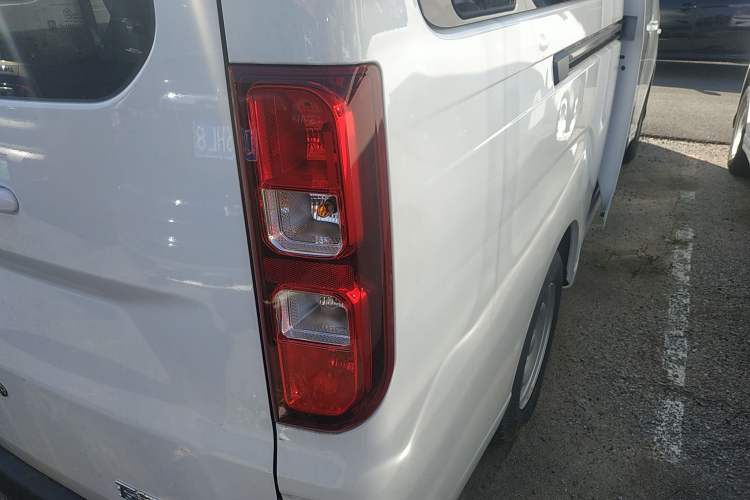 Used Wuling Yangguang 2024 300KM Comfort Version Passenger Van 75kW Right Rear Taillight