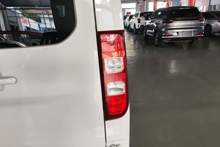 Used Wuling Yangguang 2024 300KM Comfort Version Passenger Van 75kW Right Rear Taillight