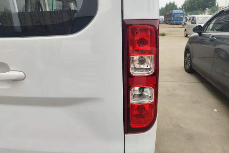 Used Wuling Yangguang 2024 300KM Comfort Version Passenger Van 75kW Right Rear Taillight