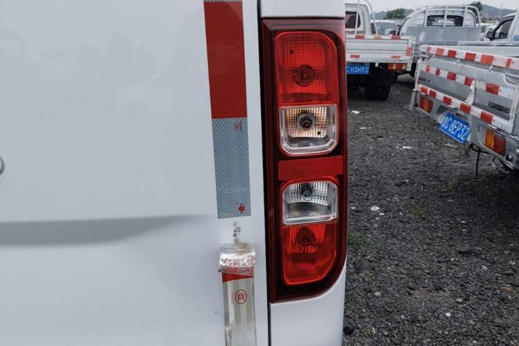 Used Wuling Yangguang 2024 300km Range Practical Window-Sealed Version 75kW Right Rear Taillight