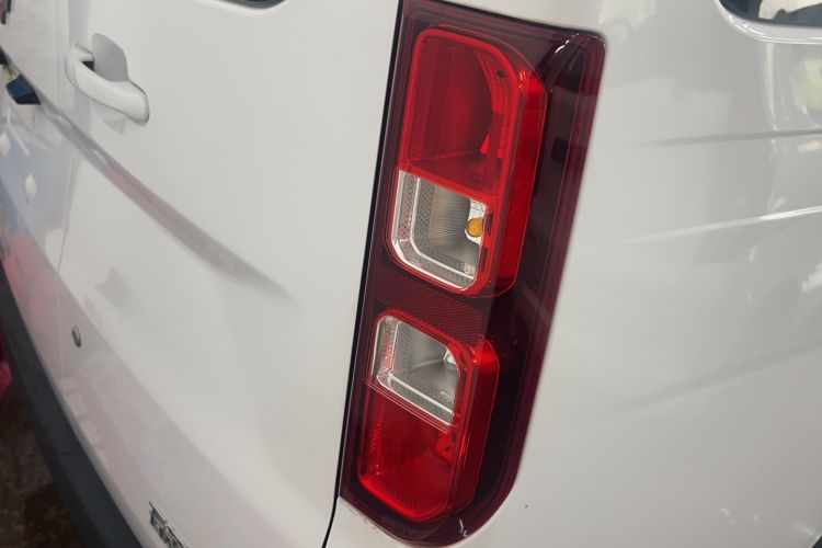 Used Wuling Yangguang 2024 300KM Comfort Version Passenger Van 75kW Right Rear Taillight