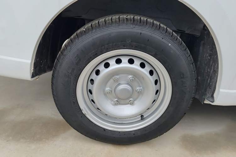 Used Wuling Yangguang 2024 300KM Comfort Version Passenger Van 75kW Right Rear Wheel Hub